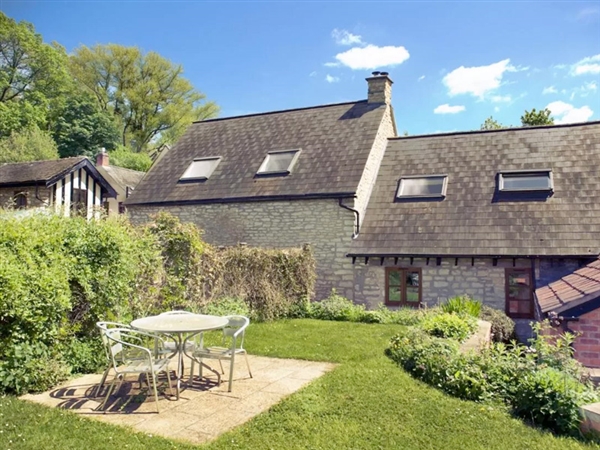 Amber Cottage is situated at Little Witcombe just outside both Cheltenham and Gloucester