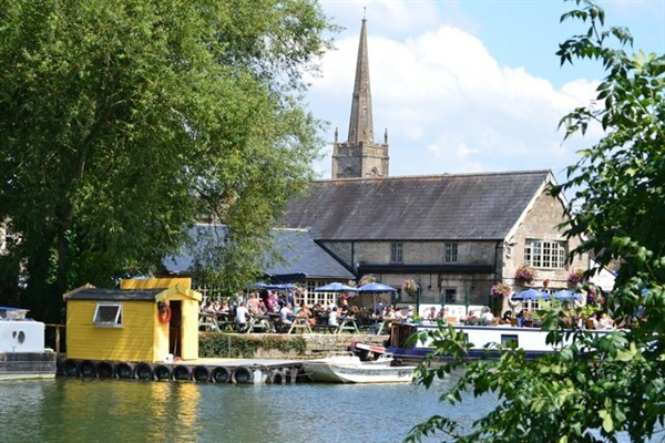 Riverside entertainment at Lechlade (Photo by David Martin)