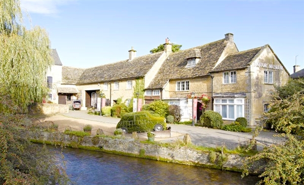 Cotswold Cottages located in the heart of Bourton-on-the-Water