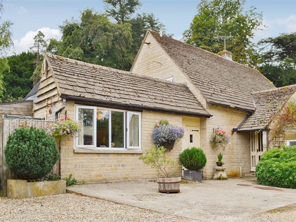 Deer Park Cottage near Bibury is the perfect place to explore the Cotswolds