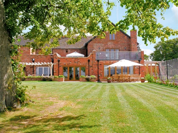 The Farmhouse Self Catering Cottage near Cheltenham Racecourse