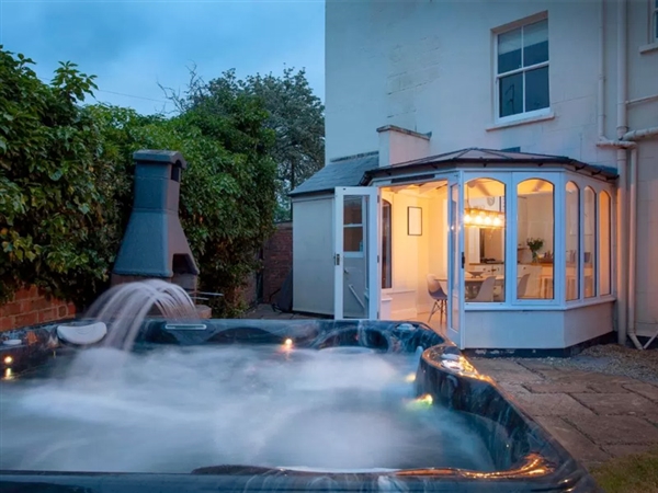Cheltenham Town House offering accommodation for 10+ and hot tub