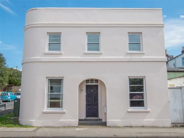 3 Hales Road, Cheltenham is a self catering house a short walk from Cheltenham town centre