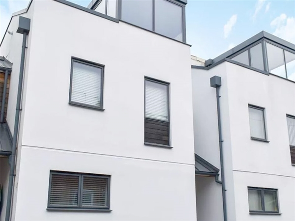 3 Montpellier Mews is conveniently situated in the cosmopoltan Montpellier Quarter of Cheltenham