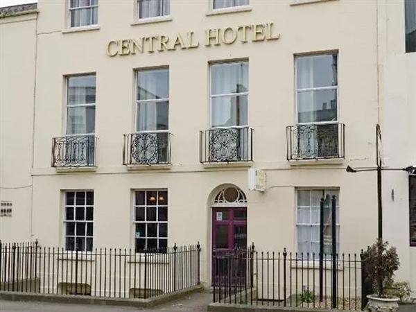 Central Hotel is right in the centre of Cheltenham and 1 mile from Cheltenham Racecourse