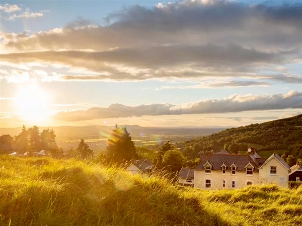 Cleeve Hill Hotel with wonderful views over the Severn Vale and is close to Cheltenham Racecourse