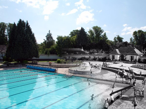 A Lido 'Good Friday' - Cheltenham's outdoor swimming pools open date!